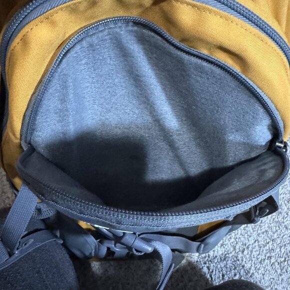 Columbia Outback Golden Fly Hiking Backpack Daypack Yellow Gray Outdoor - Picture 6 of 13